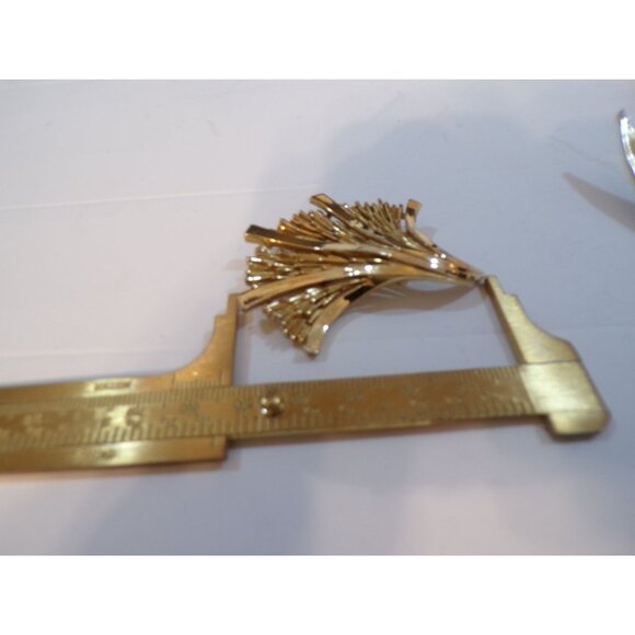 Vintage Trifari Gold Tone Brooch Pin Scalloped Design '55-'69 - Picture 8 of 8